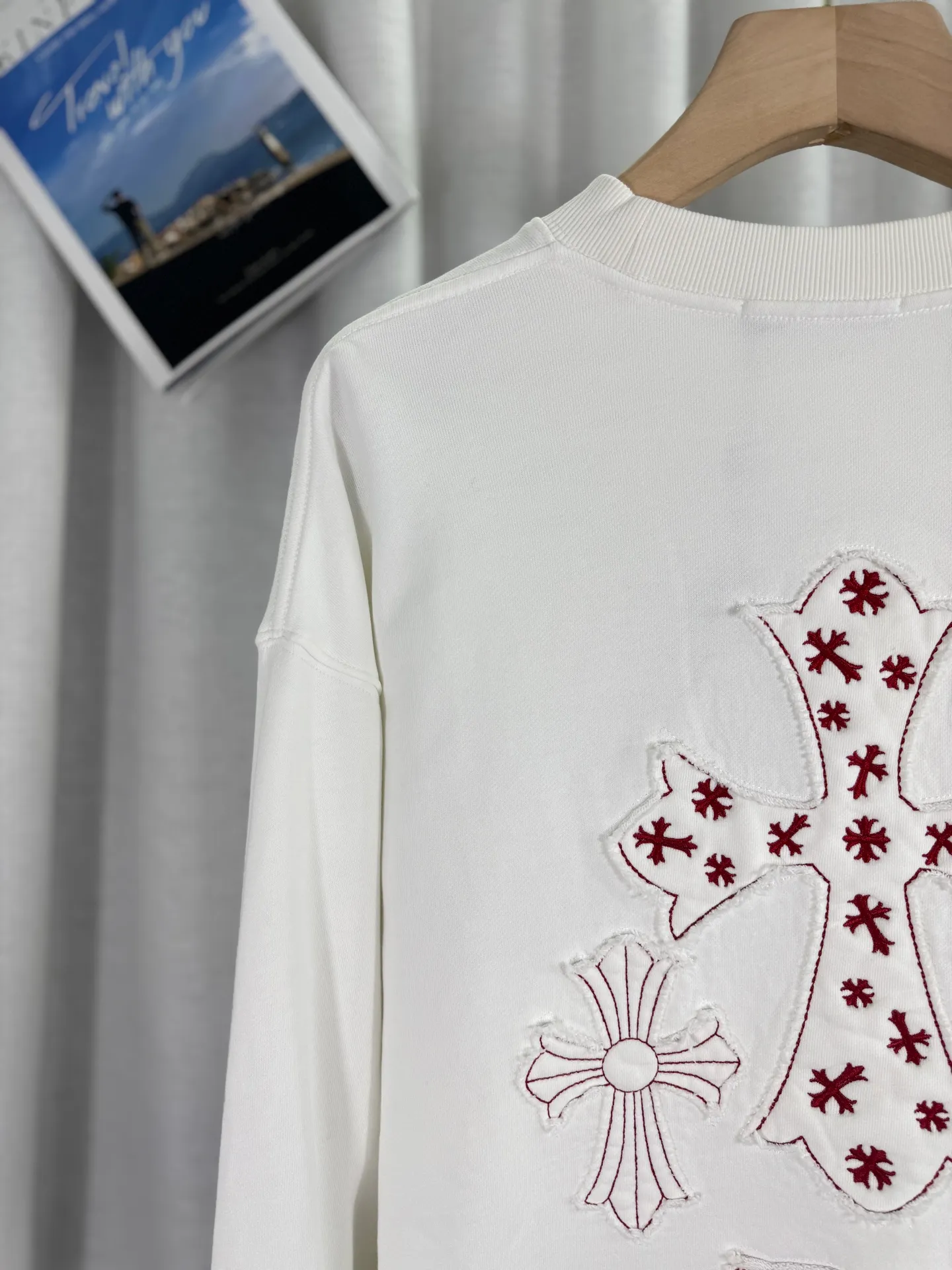 P260 top version, real shot without P, ​​different from market currency) 𝗖𝗵𝗿𝗼𝗺𝗲 𝗛𝗲𝗮𝗿𝘁𝘀/Cro Heart 2025 washed patch embroidery autumn and winter new original single counter American laser burnt 3D three-dimensional color embroidered couple casual sweatshirt 👑The highest version! Customized fabric 420g tripe terry fabric! American acid-washed and distressed original fabric laser burnt ✟appliqué embroidery and exquisite embroidery of letters! The best-selling model in the counter, very comfortable to wear. Accessories: original molded and authenticated collar label➕100% silk wash label. Genuine purchase-grade original hangtag➕matching hanging rope➕3D hanging beads➕original packaging bag. Craftsmanship: The original version has consistent wiring! The highest version of the armhole matching technique! Color: White Black Size: S M L XL Style Number: 25-316